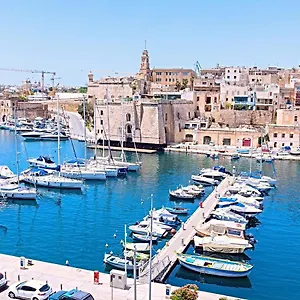 Vittoriosa' Seafront 2 Bed Highly Furnished Apartment Birgu